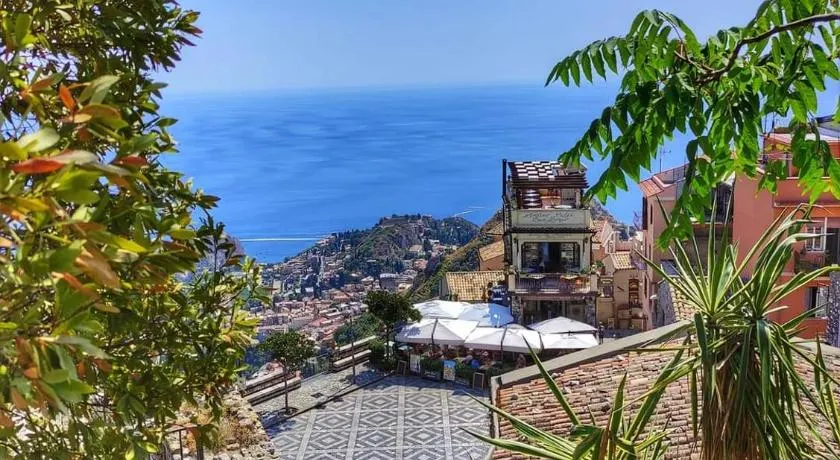 a Ceramarrotta Petralia Tra Taormina e Castelmola - Image 1