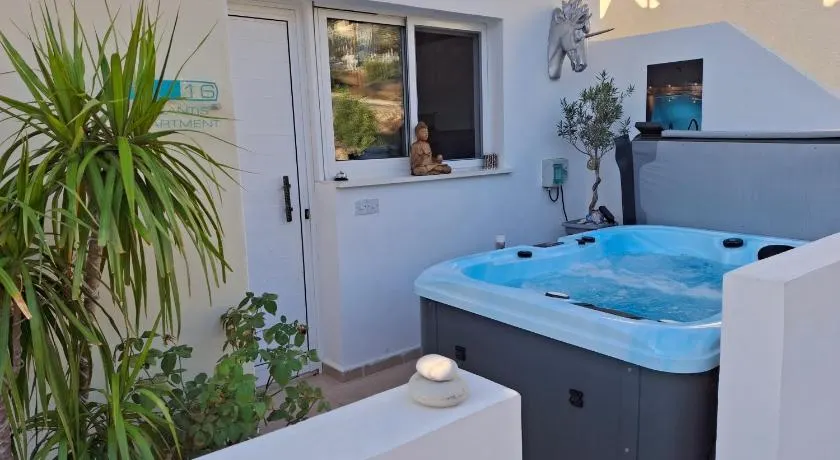 ATLANTIS Penthouse Apartment with Jacuzzi plus Pool and Sea Views - Image 1