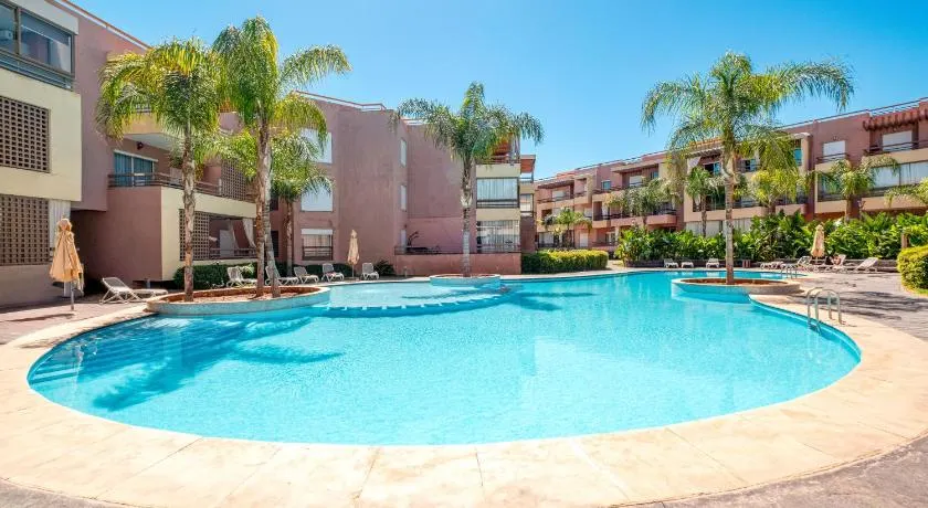 Appartement 2ch avec vue sur piscine en centre-ville - Image 1