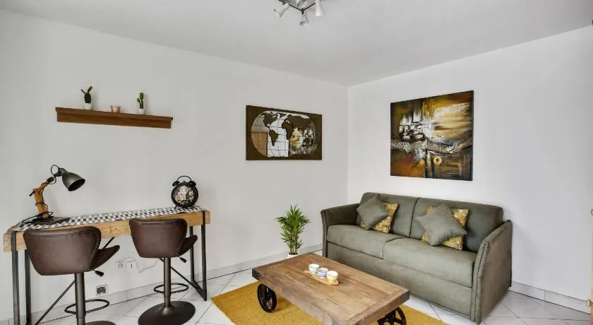 Chic studio with terrace in Paris - Image 1