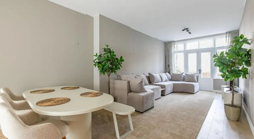 Spacious Blijdorp Home with3 Double Beds - Image 1
