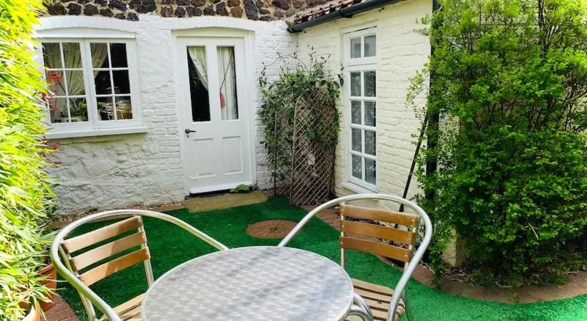 The Beehive, ground floor apartment in Norfolk, no shared amenities - Image 1