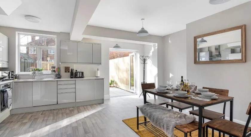 Spacious 3 Bed House, Netflix, Garden, Parking - Image 1