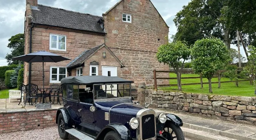 Beautiful Rustic Farmhouse sleeps 5 Near Alton Towers, Polar Bears, Peak District - Image 1