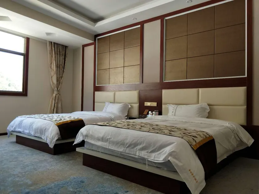 Hua Hin Business Hotel - Image 1