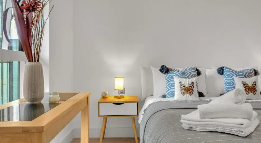 Modern 01 & 02 Bed Apartment in Canary Wharf - Image 1