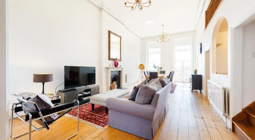 Elegant Period Clifton Balcony Apt - Simplycheckin - Image 1