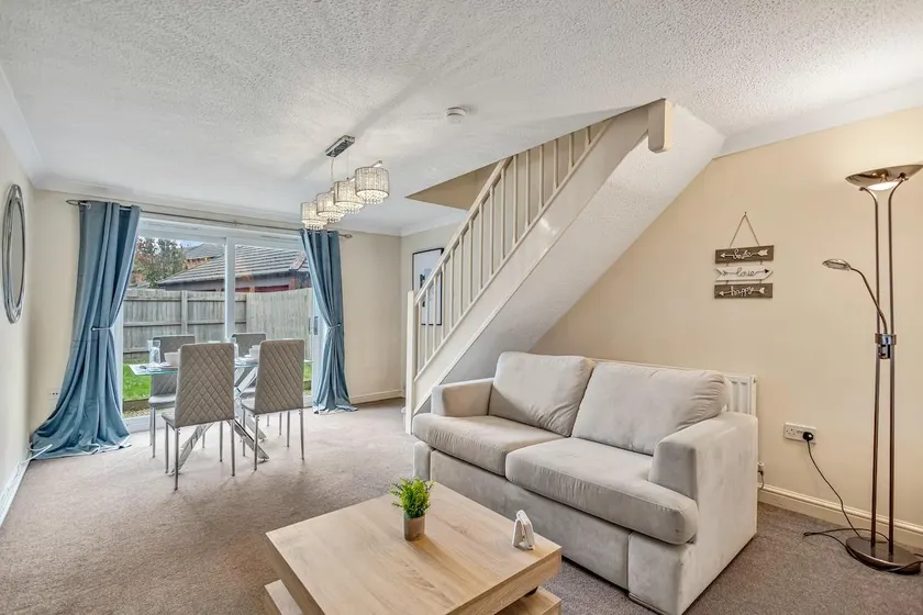 • Modern Terraced House Near the City • - Image 1