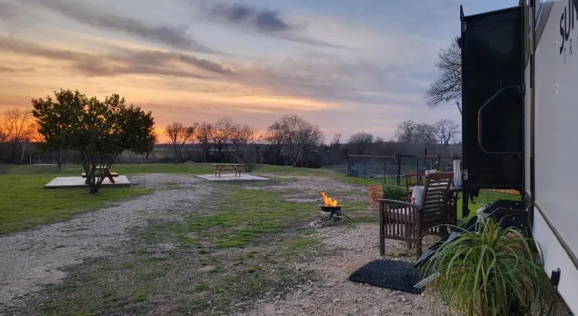 River RV, Romance Glamping Pup Paradise Riverside - Image 1