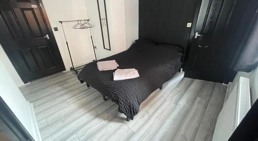 Double Room & Ensuite in Glenfield - Image 1