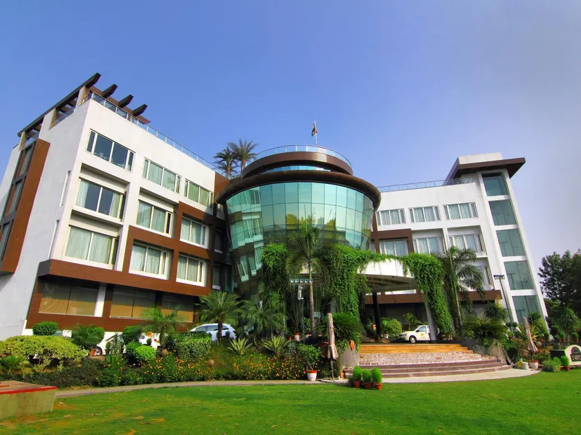 Hotel Dayal Paradise - Image 1