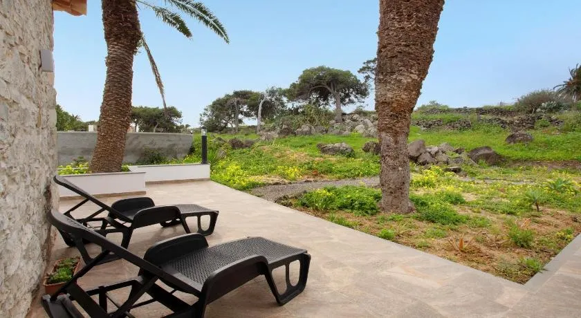 Casa de vacaciones 'Casa De Pedra' con vistas al mar, terraza privada y Wi-Fi - Image 1
