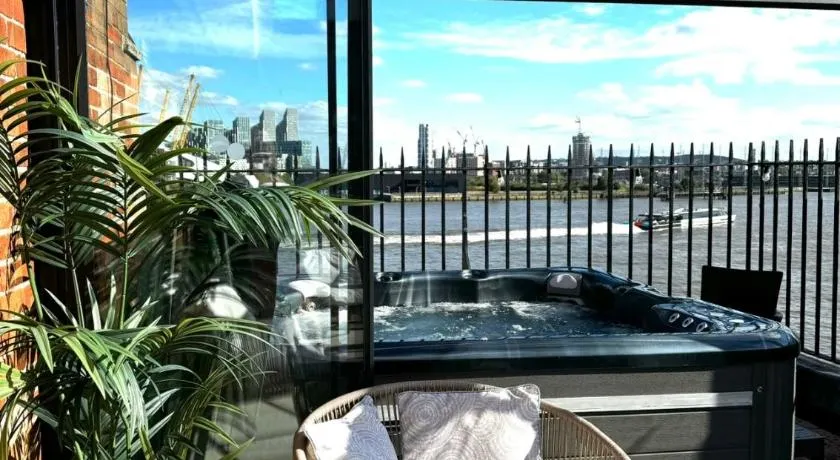 3 x Bedroom Riverside Flat with HOT TUB on Roof Terrace - Image 1