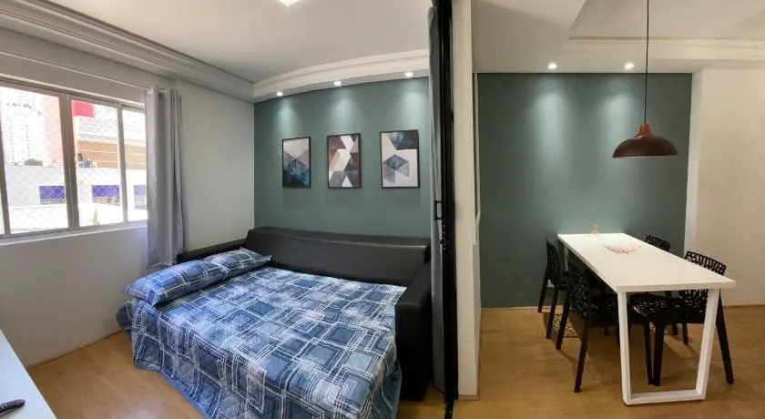 101- Lindo Apartamento Amplo e decorado, 2 quartos, sala, cozinha completa, mobiliario moderno, lavanderia , Excelente localização no bairro Bigorrilho - Image 1