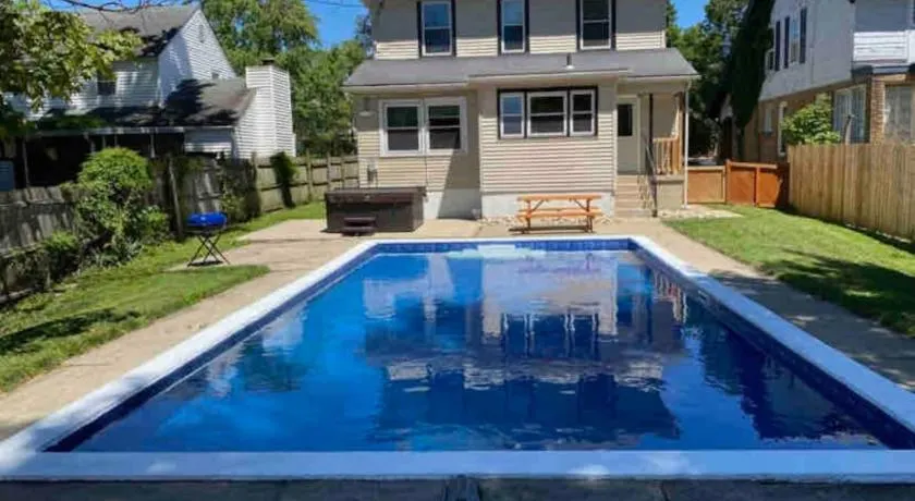 Main Street Oasis Pool and Hot Tub Sleeps 8 - Image 1