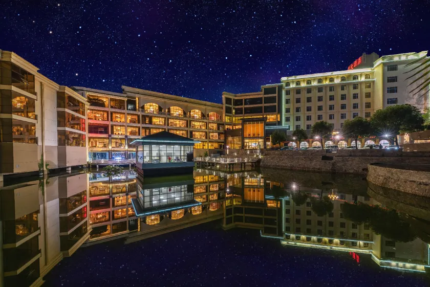 Anlu Phoenix Lake Hotel - Image 1
