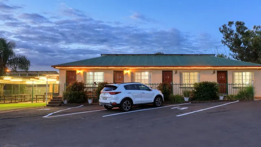 Golden Peak Motel PeakHill - Image 1