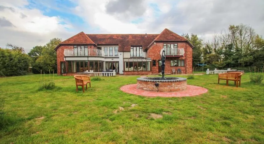 Barnfields Retreat - Image 1