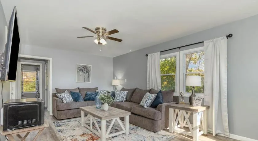 New renovated single family home built in 1999 - Image 1