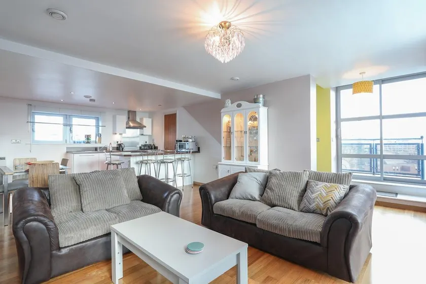 2 Bedroom Duplex Apt. close to Millennium Square - Image 1