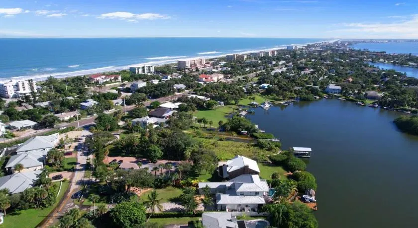 Dolphin Den Perfect Cocoa Beach Getaway - Image 1