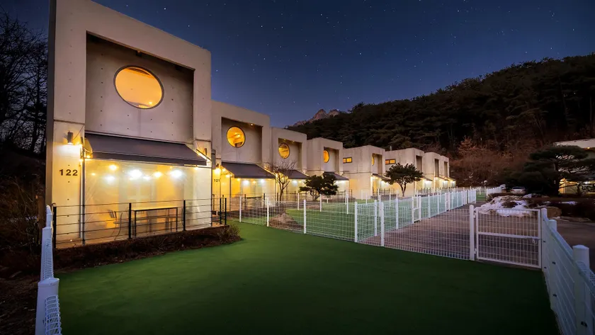 Pocheon Friends Pet Kids Pool Villa - Image 1