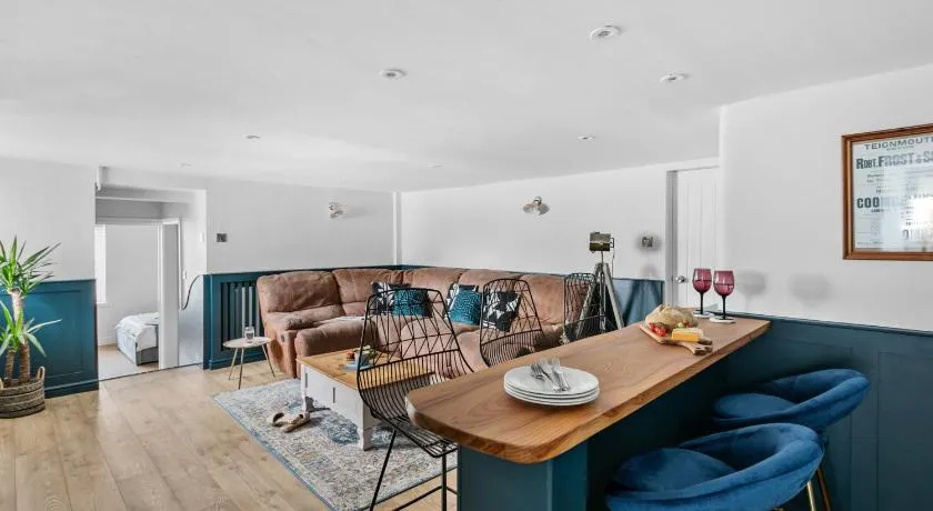 Coombe Bank - Seaboard spirit, contemporary chic with parking close to beach - Image 1