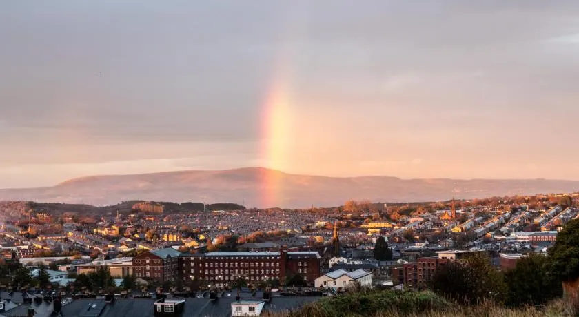 Modern 2-Bedroom Loft Apartment - Pendle Hill & Ribble Valley Views - Free Parking - Image 1