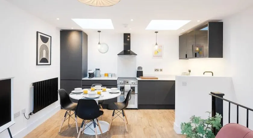 The Upside Down Eco House - Free parking with no height restrictions - Image 1