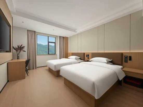 Yarvard Holiday Hotel - Image 1
