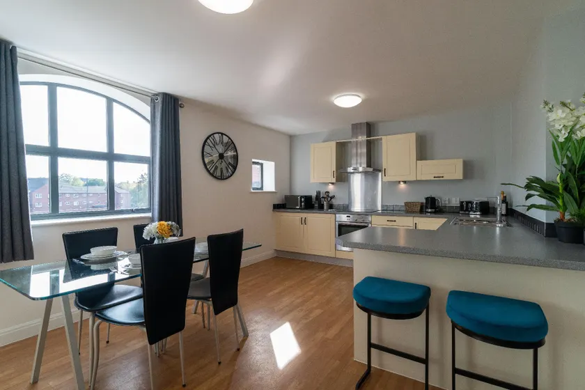 Cotels The Millhouse Corporate Apartments - PRIVATE APARTMENT BUILDINGS - GATED ENTRANCE - PARKING - WORK DESK - Image 1