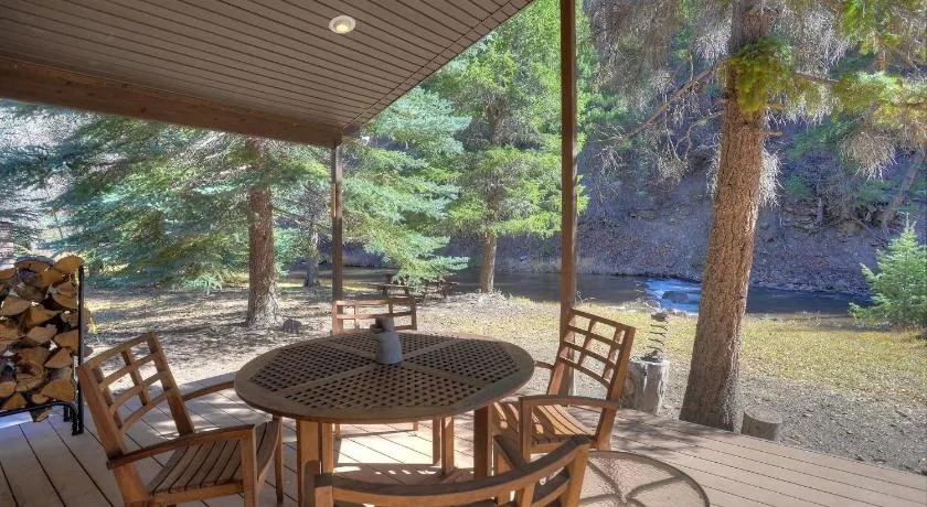 Between the Waters Cabin - Image 1