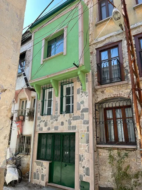 MERKEZDE 3 KATLI BAHÇELİ RUM EVİ - Image 1