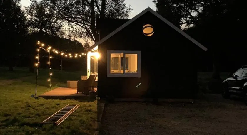 Scandi style Cabin in large garden beautiful views - Image 1