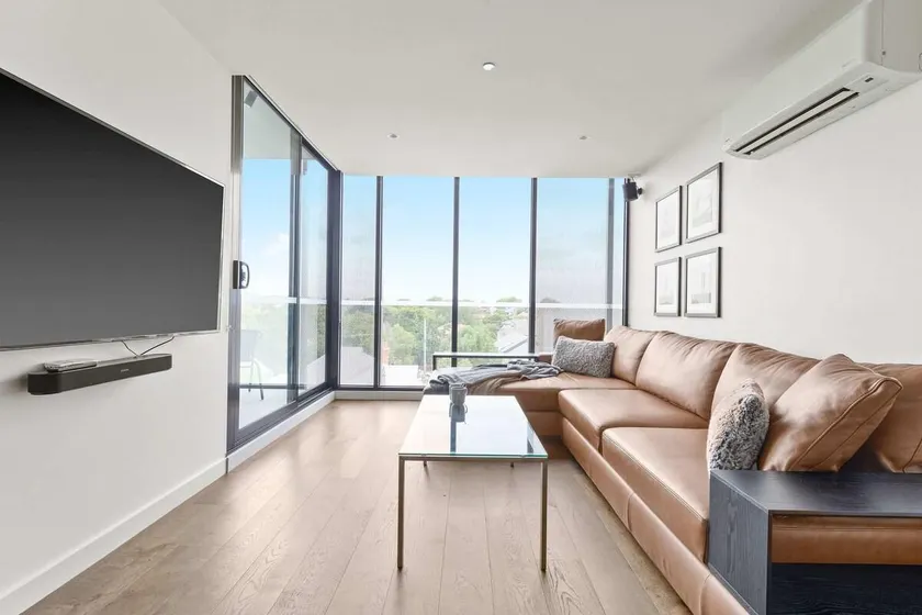 Central Oakleigh 2BR Apartment w Parking - Image 1
