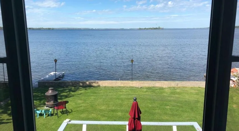 Entire waterfront cottage in carrying place - Image 1