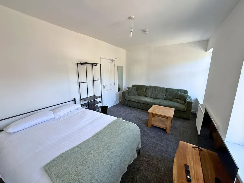 6 Bedroom House for up to 10 People - Image 1