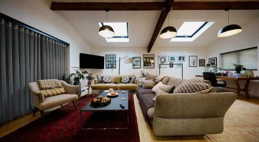 Private Luxury Open-Plan Barn Conversion - Image 1