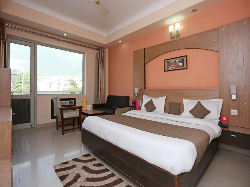 OYO 9572 Hotel Dolphin - Image 1