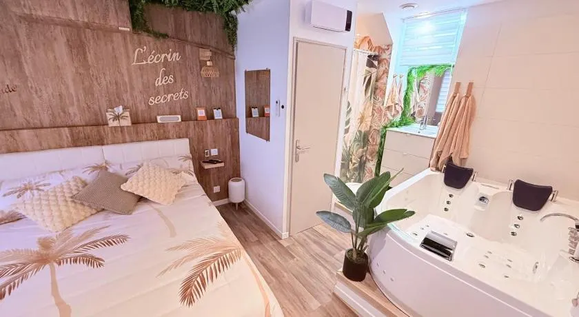 Suite jacuzzi privée Love-room-Méditerrannee - Image 1