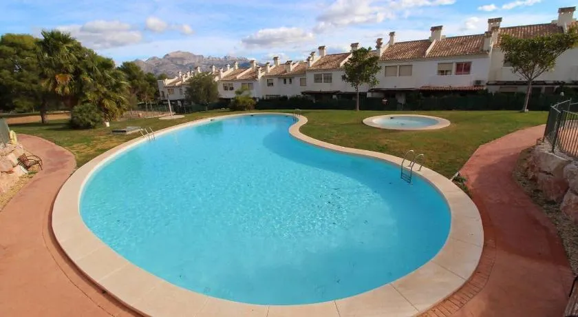 Adosado con piscina comunitaria - Image 1