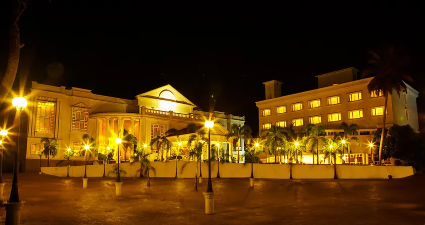 Camelot Hotel - Image 1