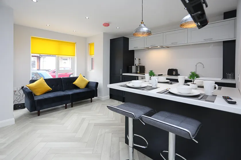 No1 Luxury Service Apartments - Image 1