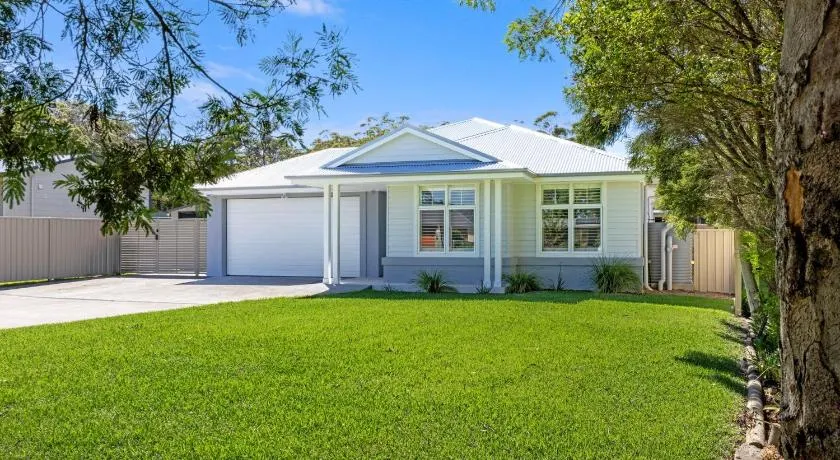 Barefoot Bay House - 10 Mins Walk to the Bay - Image 1