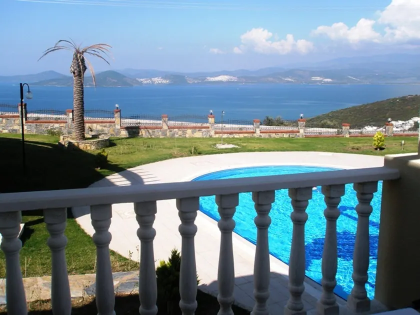 Beautiful Private Apartment In Prime Position With Fabulous Sea Views - Image 1