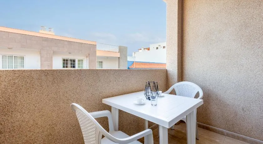 2B Apartamento Abrigos, Wifi y balcón - Image 1