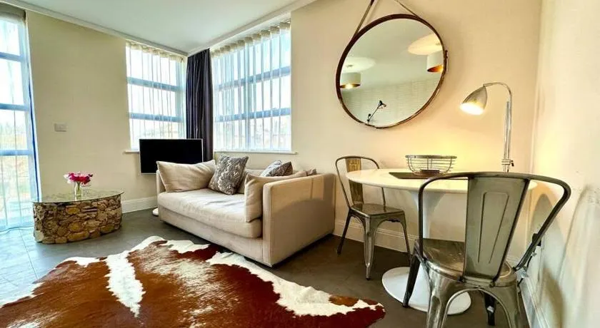 Beautiful Couples Retreat - FREE Parking & WiFi - 1 Minute walk to Poole Quay - Great Location - Free Parking - Fast WiFi - Smart TV - Newly decorated - sleeps up to 2! Close to Poole & Bournemouth & Sandbanks - Image 1