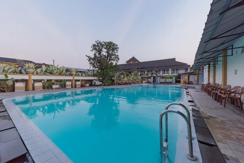 Urbanview Hotel Crown Tasikmalaya by RedDoorz - Image 1