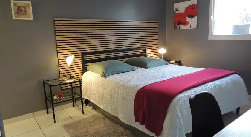 Les Coquelicots Chambre d' hote avec grand lit et salle d'eau privative pour une persone ou un couple - Image 1