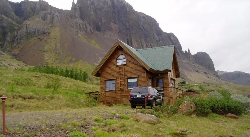 Vindheimar Cottage - Great View - Hot Tub - Image 1